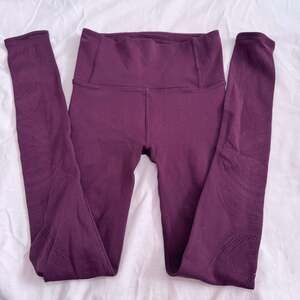 Lululemon maroon fleece leggings with laser cut floral design size 2 GUC